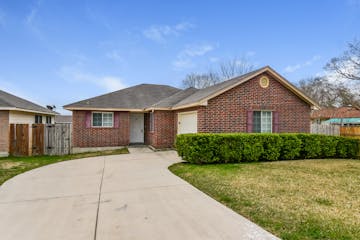 10 W 4th St Converse, TX 78109